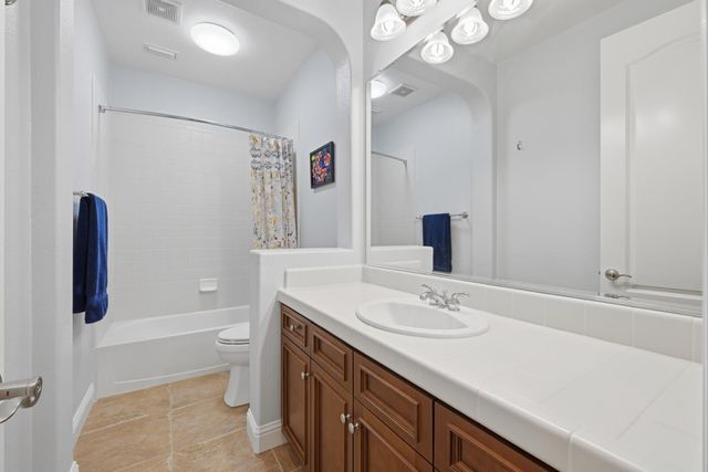 9425 Pinehurst Dr, Roseville, CA 95747