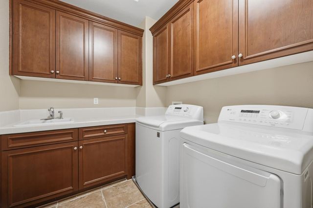 9425 Pinehurst Dr, Roseville, CA 95747