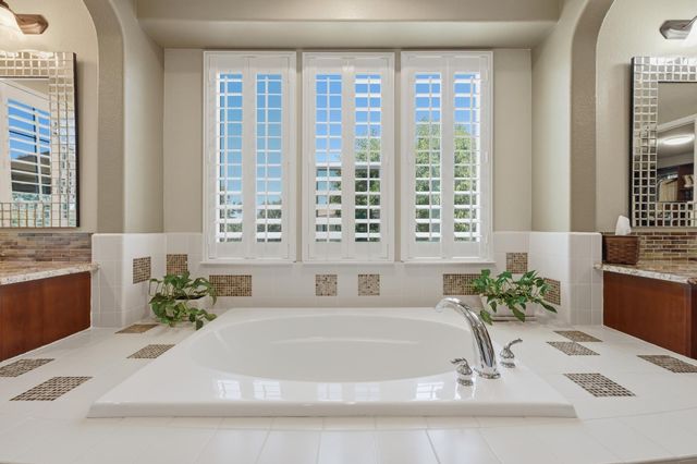 9425 Pinehurst Dr, Roseville, CA 95747