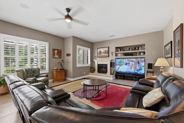 9425 Pinehurst Dr, Roseville, CA 95747