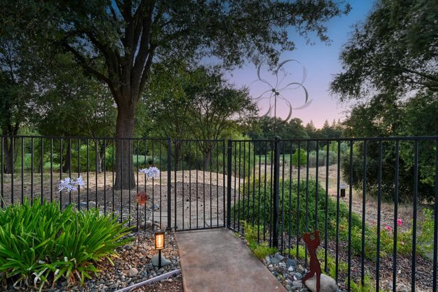 9425 Pinehurst Dr, Roseville, CA 95747