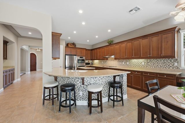 9425 Pinehurst Dr, Roseville, CA 95747