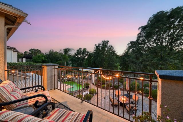9425 Pinehurst Dr, Roseville, CA 95747