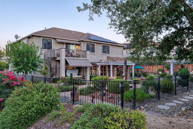 9425 Pinehurst Dr, Roseville, CA 95747