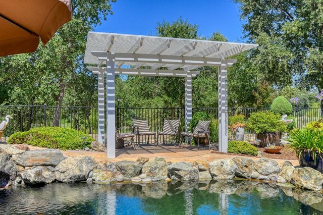 9425 Pinehurst Dr, Roseville, CA 95747