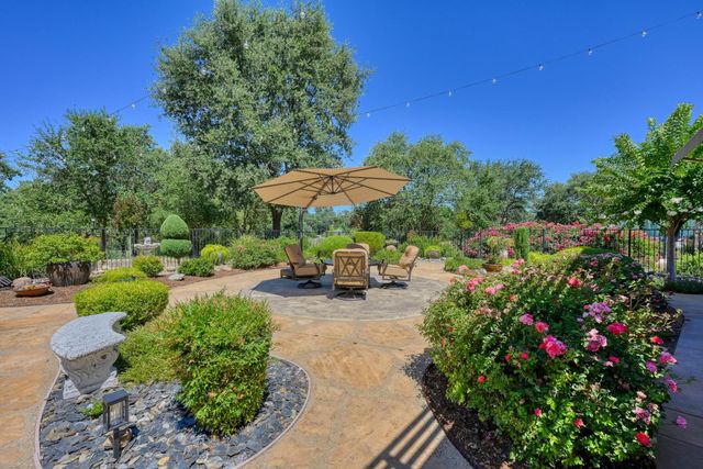 9425 Pinehurst Dr, Roseville, CA 95747