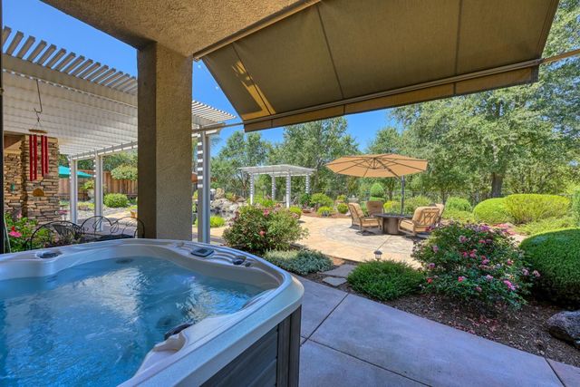 9425 Pinehurst Dr, Roseville, CA 95747