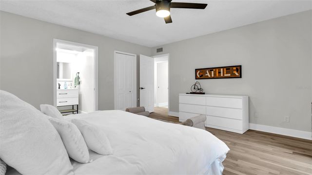 10192 SEMINOLE ISLAND DRIVE 10192, Largo, FL 33773