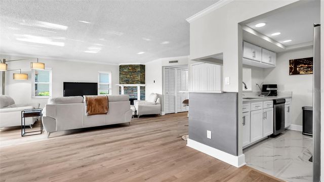 10192 SEMINOLE ISLAND DRIVE 10192, Largo, FL 33773