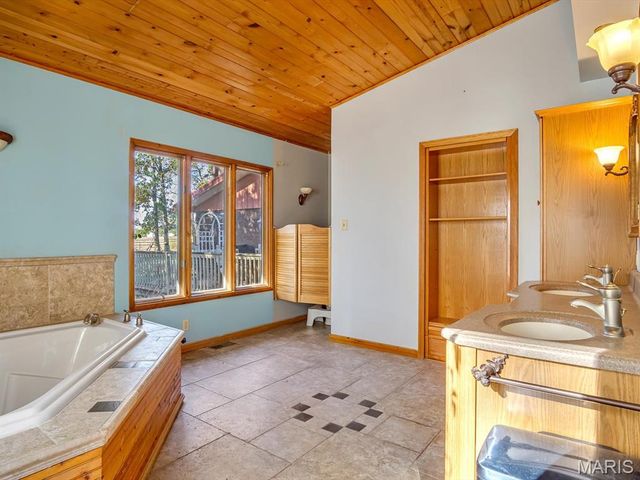 1010 Shawnee Road, Greenville, IL 62246