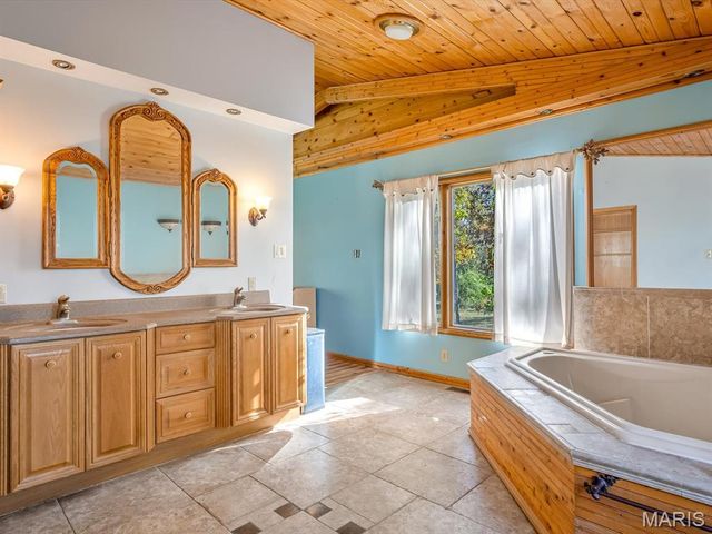 1010 Shawnee Road, Greenville, IL 62246