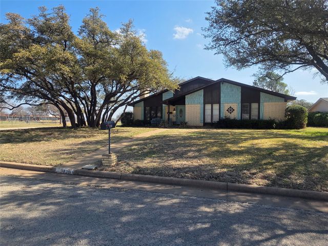 1301 Cliff Drive, Graham, TX 76450