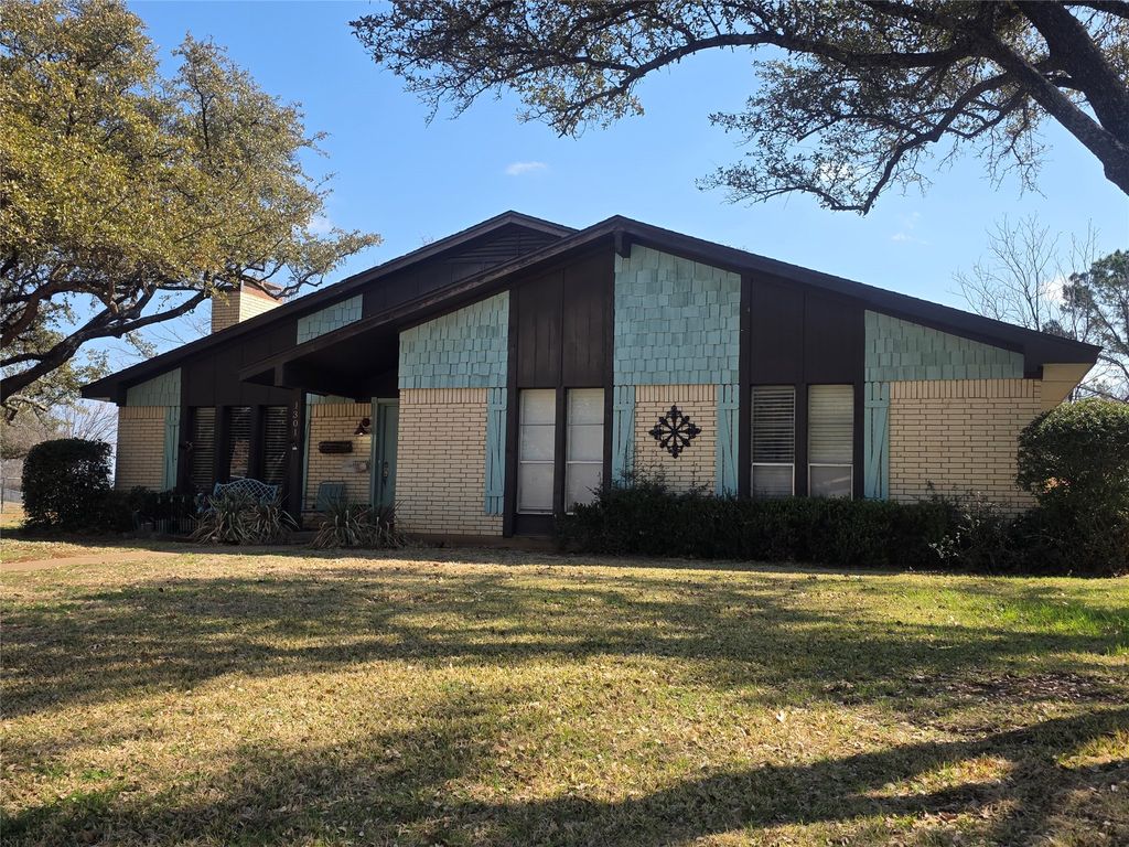 1301 Cliff Drive, Graham, TX 76450