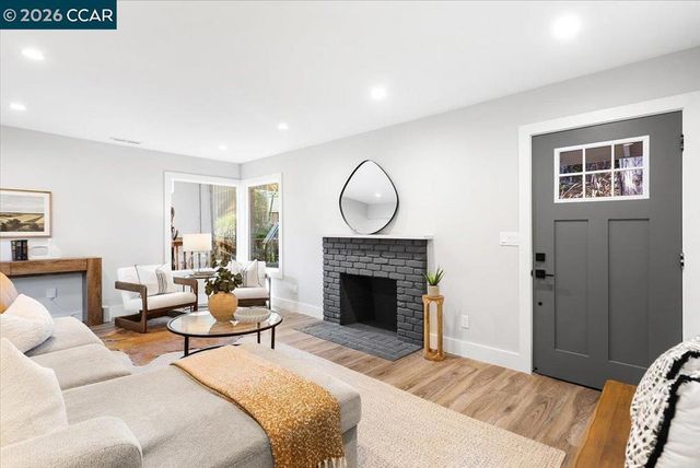 5924 Balboa Dr, Oakland, CA 94611