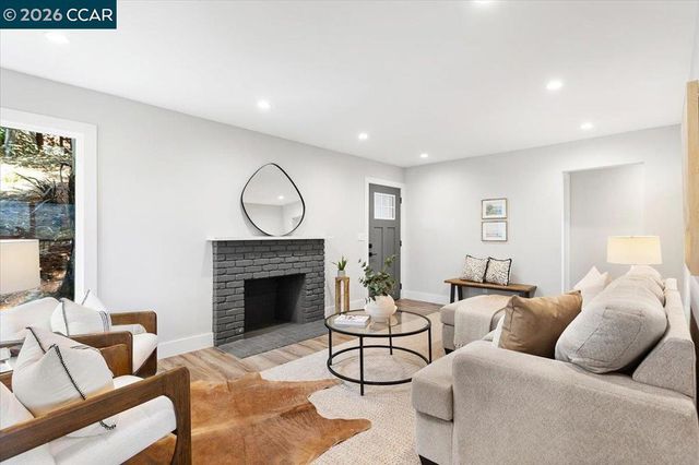 5924 Balboa Dr, Oakland, CA 94611