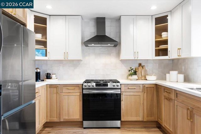 5924 Balboa Dr, Oakland, CA 94611