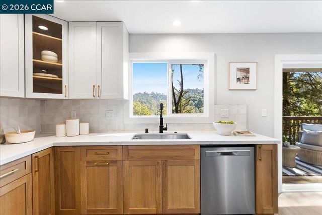 5924 Balboa Dr, Oakland, CA 94611