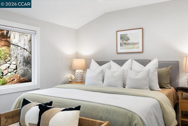 5924 Balboa Dr, Oakland, CA 94611