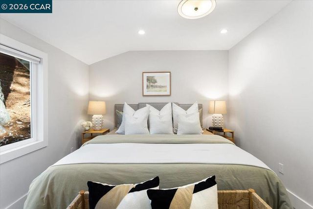 5924 Balboa Dr, Oakland, CA 94611