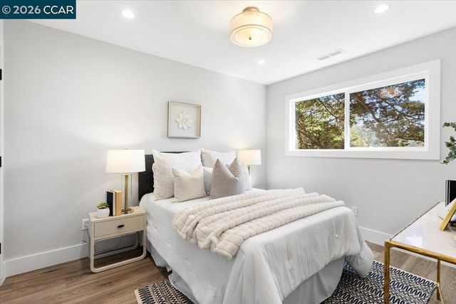 5924 Balboa Dr, Oakland, CA 94611