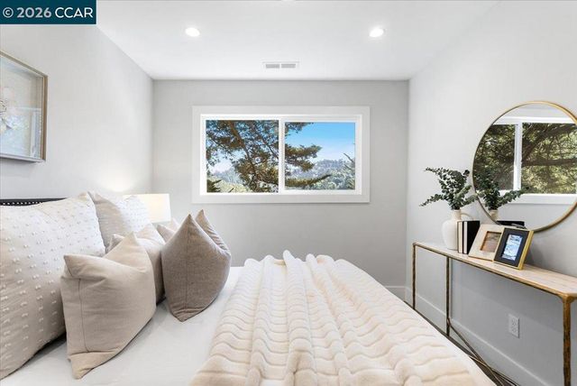 5924 Balboa Dr, Oakland, CA 94611