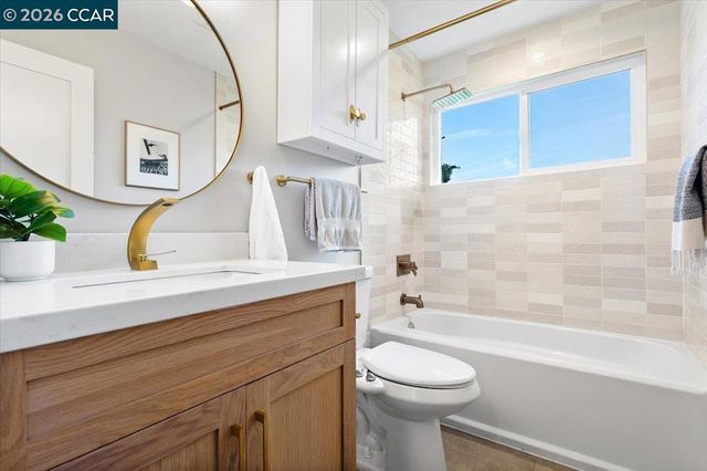 5924 Balboa Dr, Oakland, CA 94611