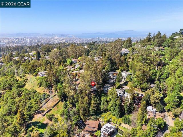 5924 Balboa Dr, Oakland, CA 94611