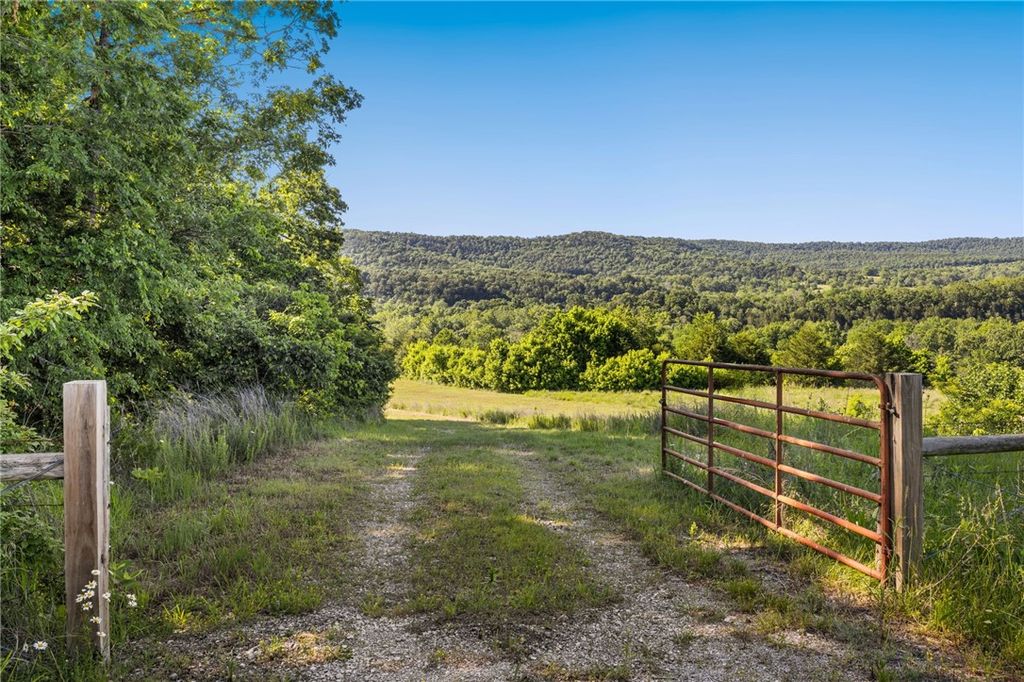 Hwy 221, Eureka Springs, AR 72632