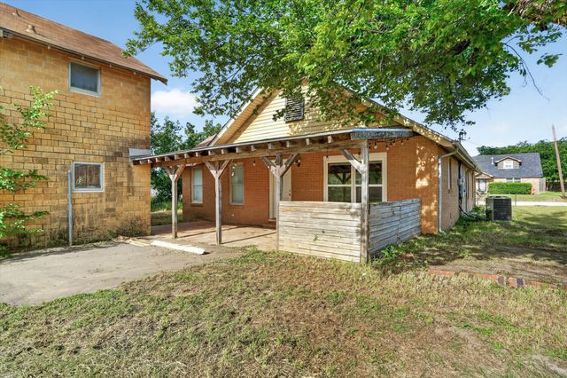 320 N 2nd Street, Jacksboro, TX 76458