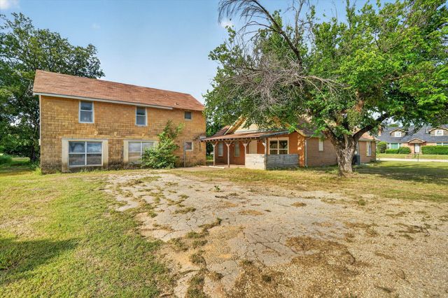 320 N 2nd Street, Jacksboro, TX 76458