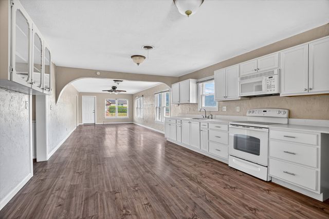 320 N 2nd Street, Jacksboro, TX 76458