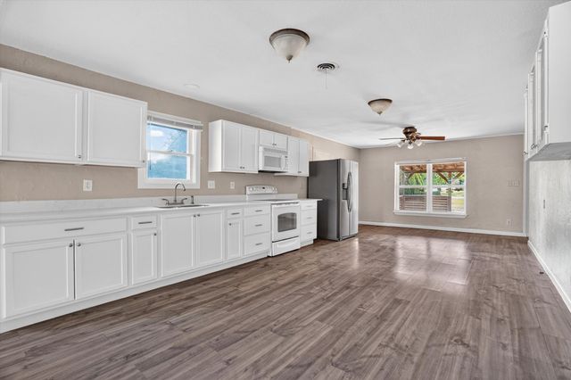 320 N 2nd Street, Jacksboro, TX 76458