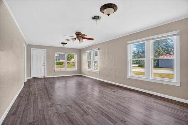 320 N 2nd Street, Jacksboro, TX 76458