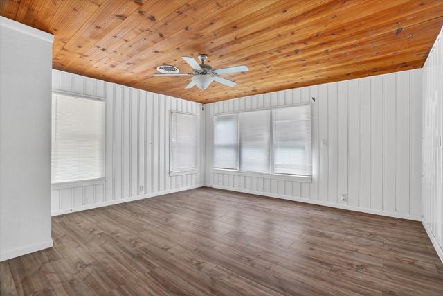 320 N 2nd Street, Jacksboro, TX 76458