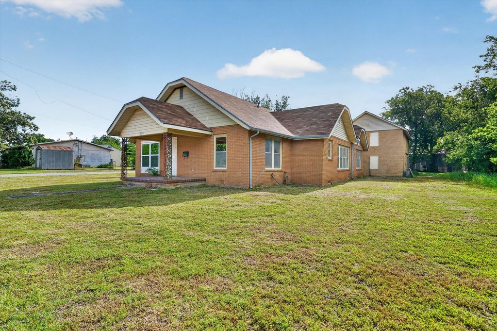 320 N 2nd Street, Jacksboro, TX 76458