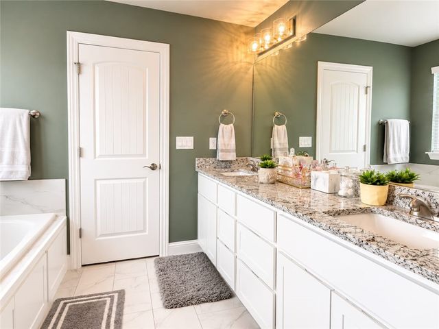 804 W Shane Court, Siloam Springs, AR 72761