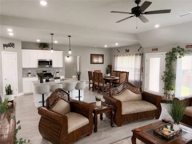 804 W Shane Court, Siloam Springs, AR 72761