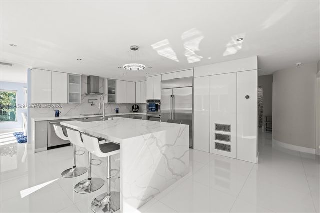 7330 SW 165th St, Palmetto Bay, FL 33157