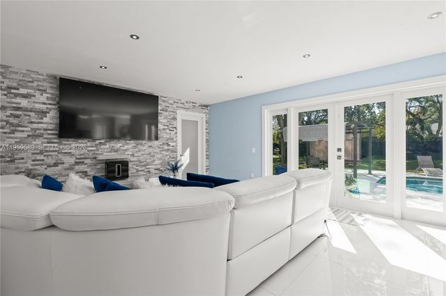 7330 SW 165th St, Palmetto Bay, FL 33157