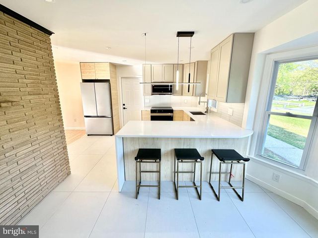 17821 POND RD, Ashton, MD 20861