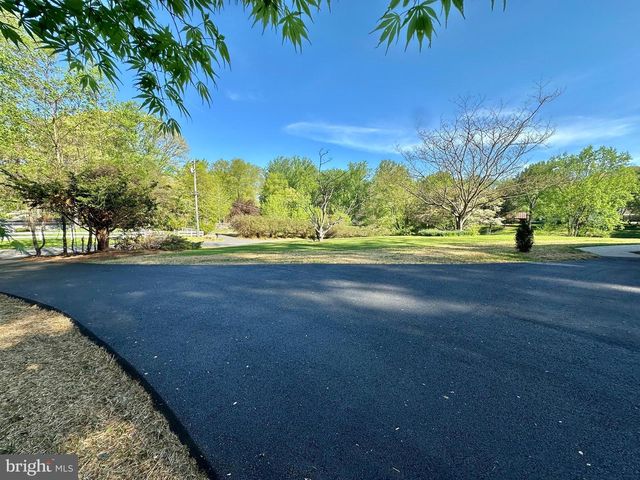 17821 POND RD, Ashton, MD 20861