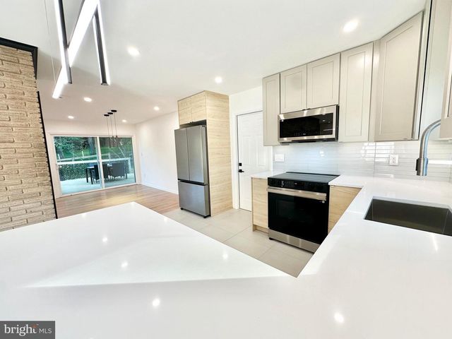 17821 POND RD, Ashton, MD 20861