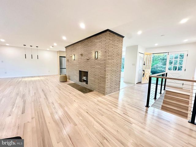 17821 POND RD, Ashton, MD 20861