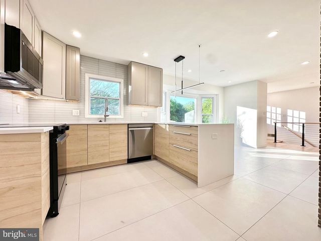 17821 POND RD, Ashton, MD 20861