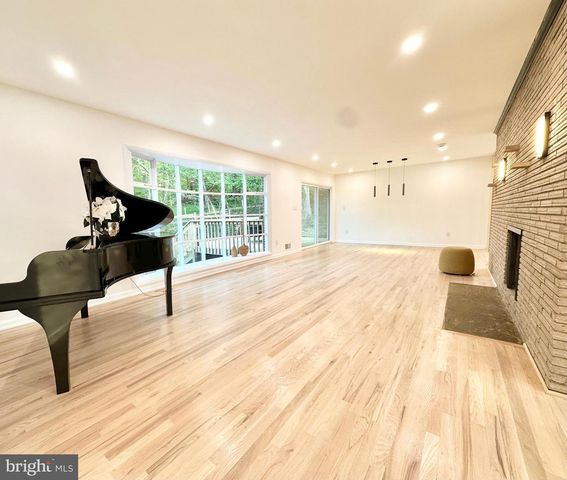17821 POND RD, Ashton, MD 20861