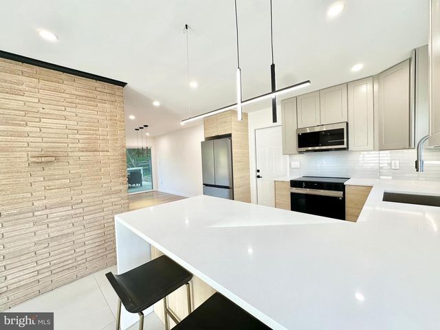 17821 POND RD, Ashton, MD 20861