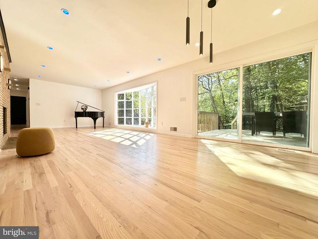 17821 POND RD, Ashton, MD 20861