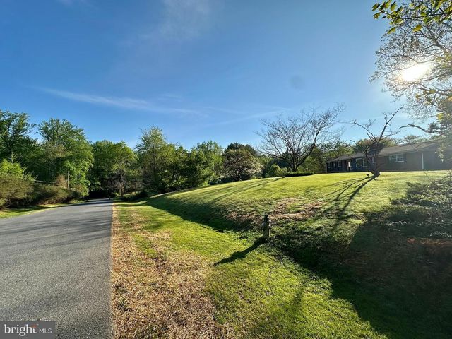 17821 POND RD, Ashton, MD 20861