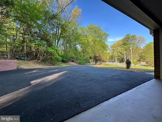 17821 POND RD, Ashton, MD 20861