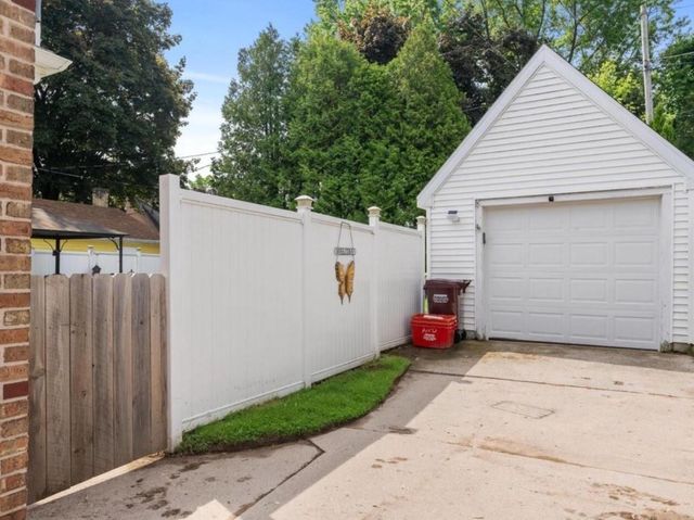 1709 Waldo BOULEVARD, Manitowoc, WI 54220